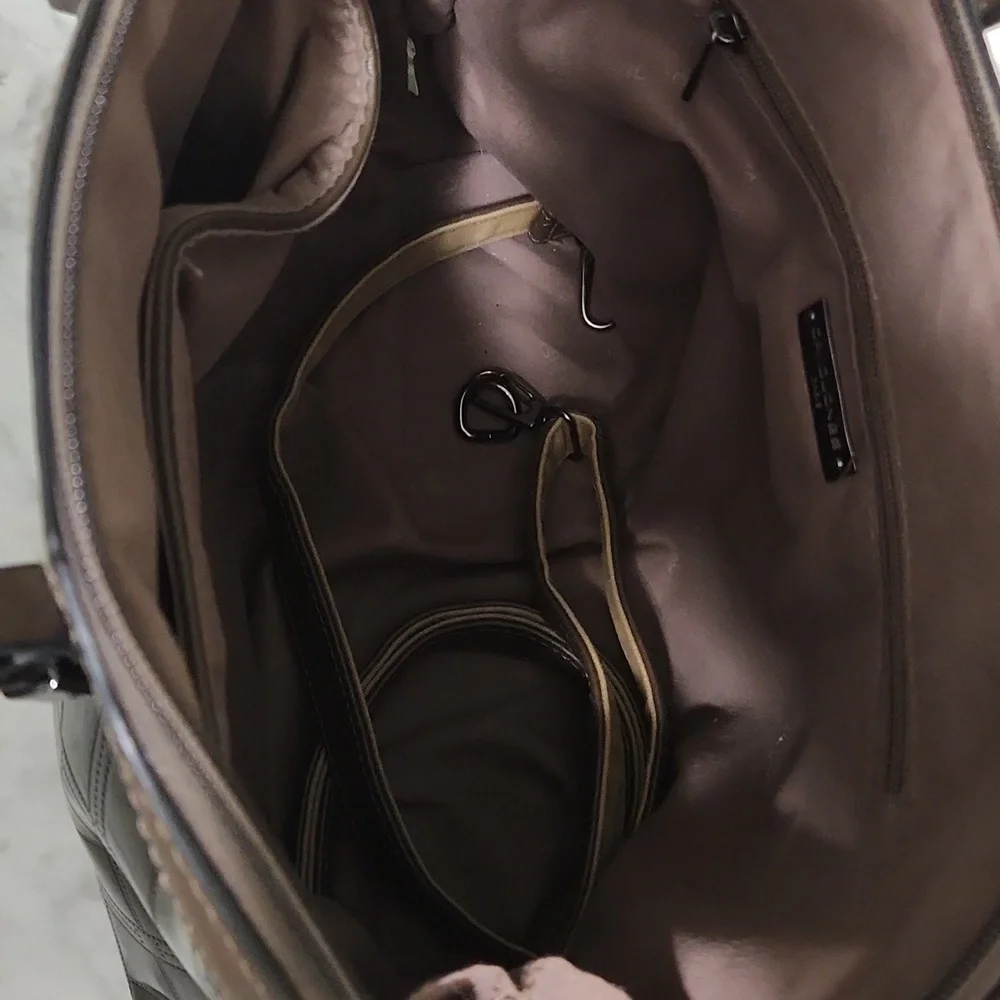 Pretty brown vinyl purse in very good condition by David Jones. - Picture 5 of 9